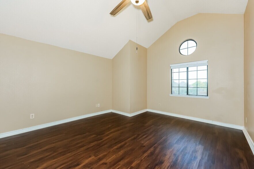 Building Photo - 1705 Cool Springs Dr
