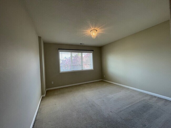 Building Photo - 5 Bed 2.5 Bath + a Den in Tigard/Bull Mountain - Solar Panels, Central A/C and More!
