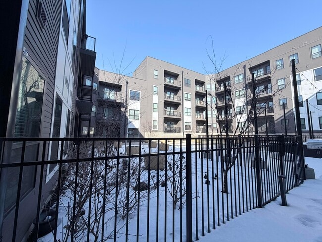 Building Photo - 6640 Mooney St