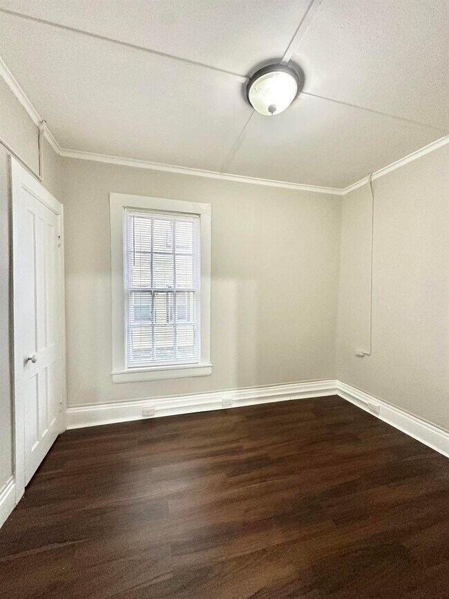 Building Photo - 1422 5th Ave