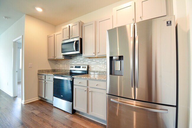 Building Photo - 3 Bedroom Home in Waterside Community of S...