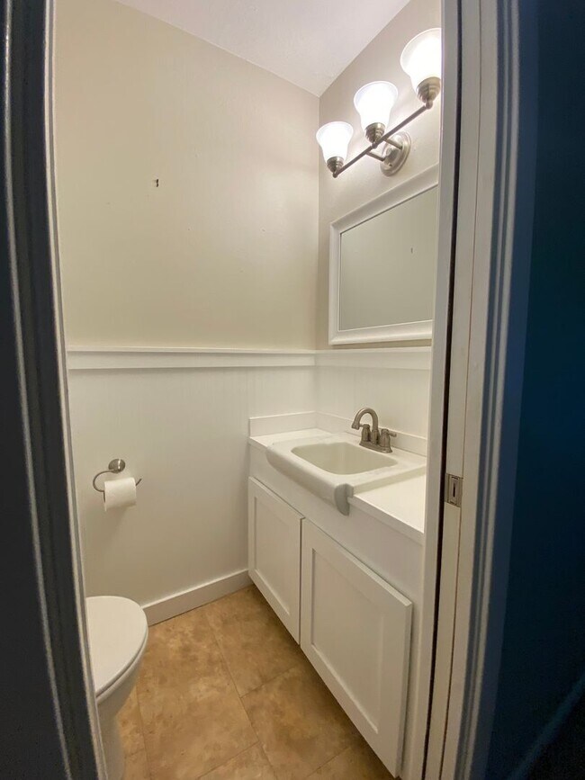Building Photo - 3 Bedroom , 1.5 Bathroom Brick home with c...