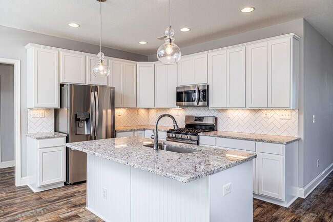 Building Photo - Maryville 37801 - 4 bedroom, 2.5 bath home...