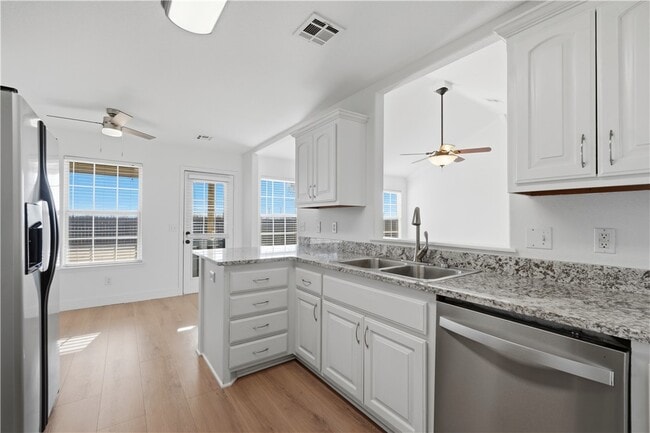 Building Photo - 551 Dogwood St