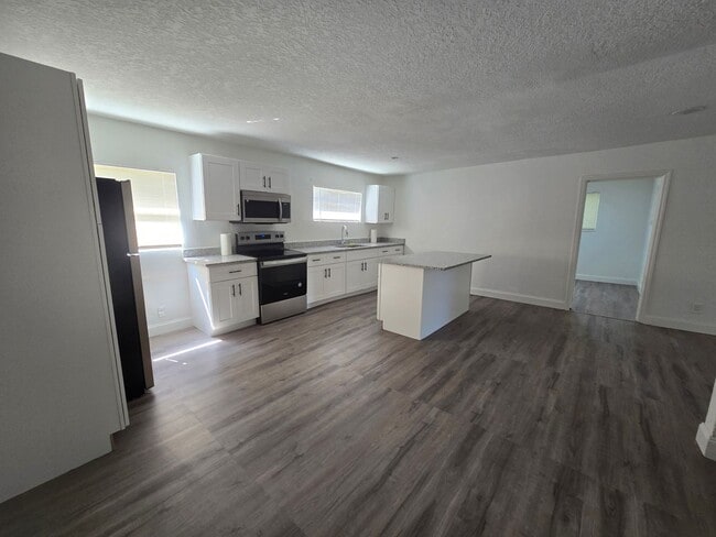 Building Photo - Updated 3 bedroom, 1.5 bath home