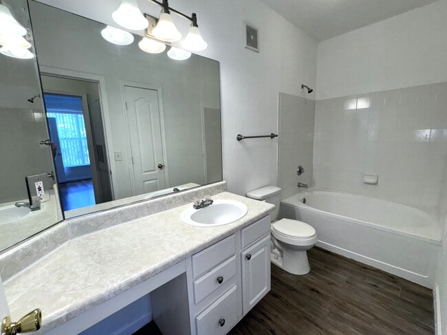 Building Photo - 10412 Villa View Cir