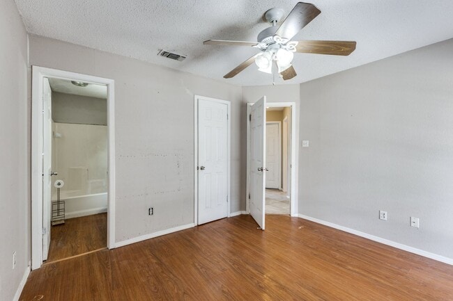 Building Photo - 3 Bedroom 2 Bath Home with Massive Fenced ...