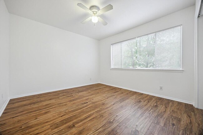 Building Photo - 1304 Mariposa Dr