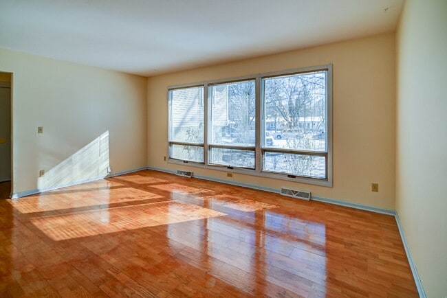 Building Photo - 12 Brompton Cir