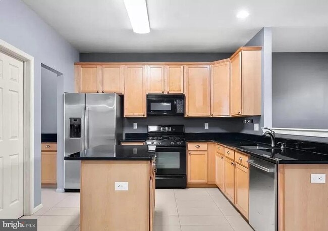 Building Photo - 112 Regents Ct