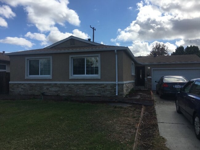 Building Photo - 1822 Eisenhower Dr