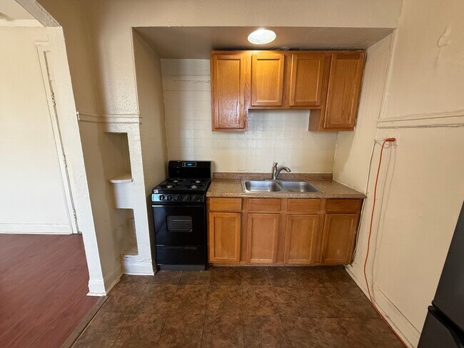 Building Photo - 6930 N Greenview Ave