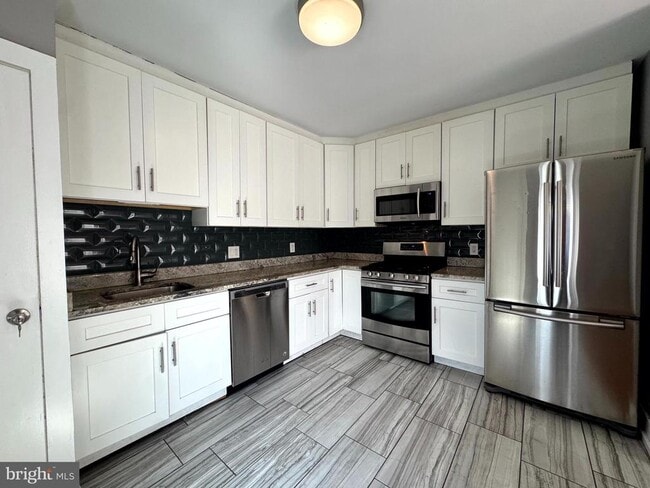 Primary Photo - 1415R E Hewson St