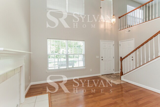 Building Photo - Spacious 3BR Home with Garage!