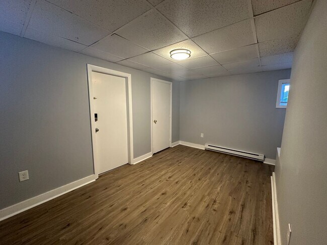 Building Photo - Beautifully Renovated Multilevel 2-Bedroom...