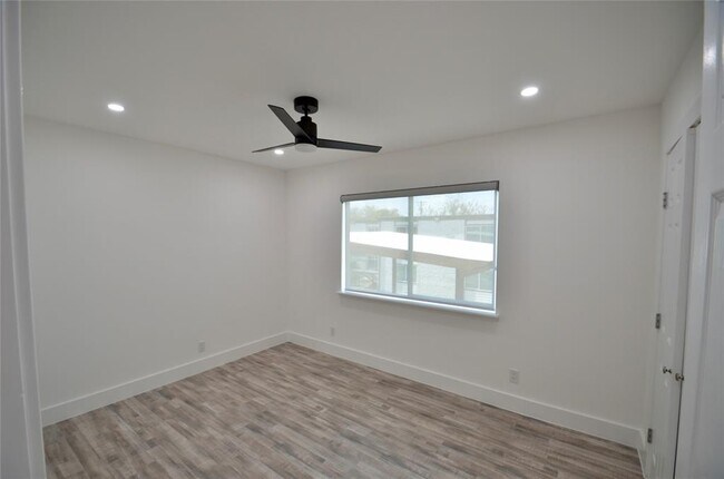 Building Photo - 1200 E 52nd St