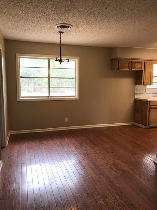 Building Photo - Beautiful 3 bedroom home! 1/2 off 1st month rent!!!