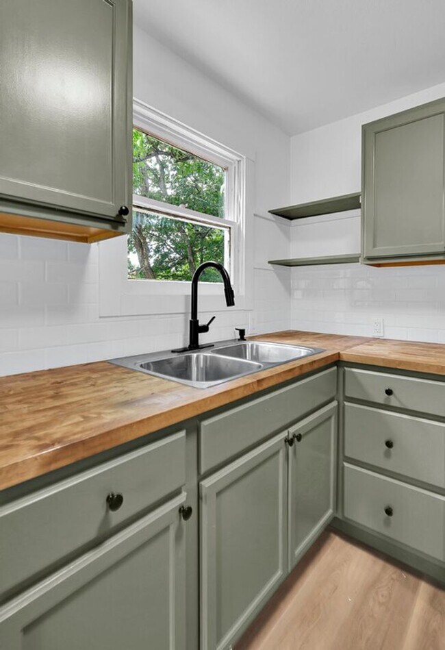 Building Photo - Newly Renovated 3 Bed, 2 Bath Home in Waco