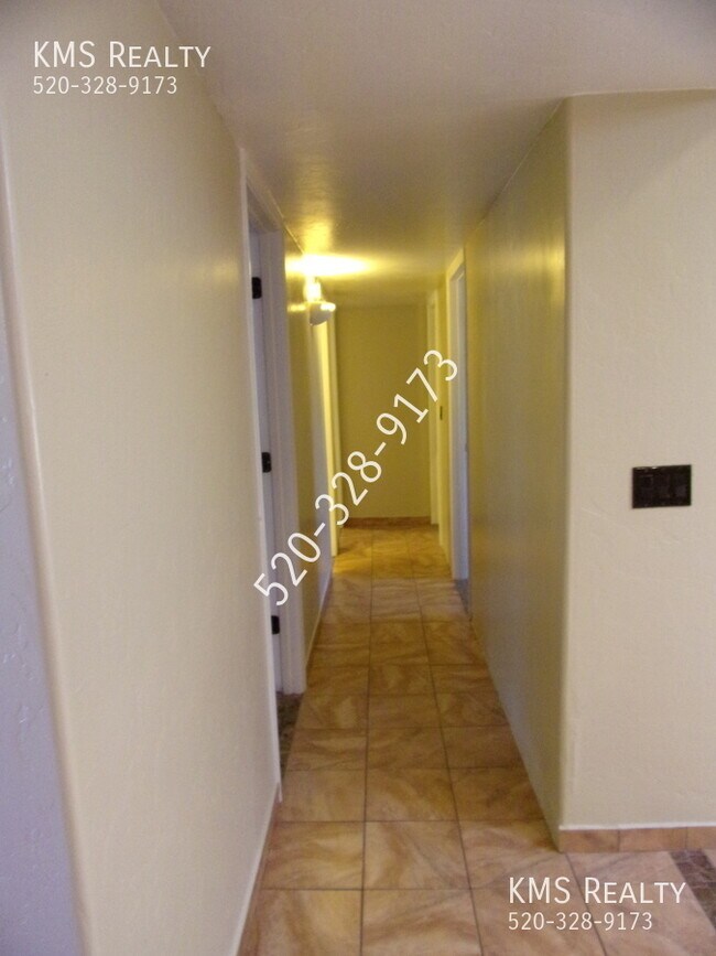 Building Photo - 5625 S Irving Dr