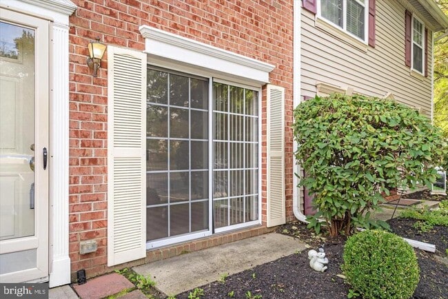 Building Photo - 110 Versailles Ct