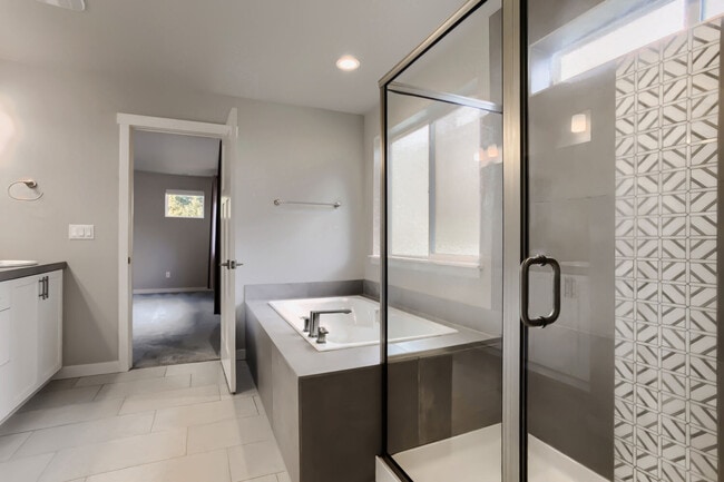 Building Photo - 8516 SW Hamilton Ter