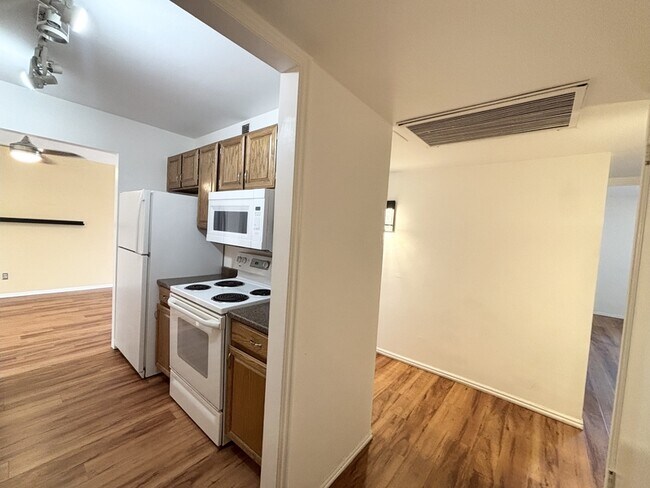 Building Photo - 710 E 200 S