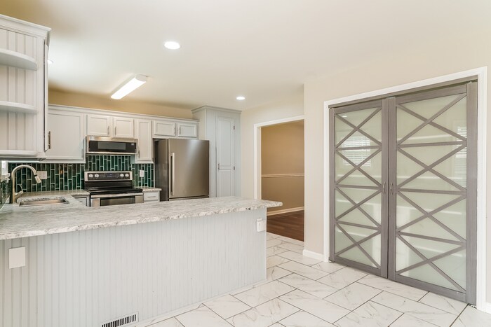 Building Photo - 6333 Willowlawn Dr