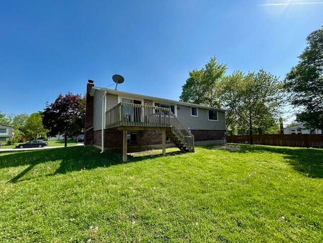 Building Photo - Welcome Home to This Beautifully Maintained Tri-Level Gem!