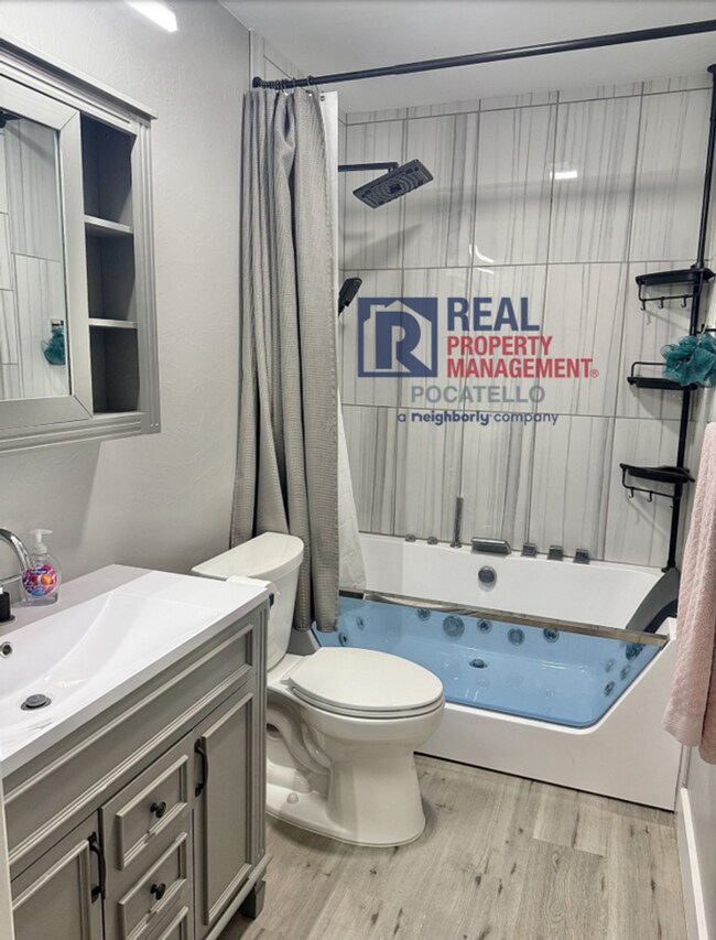 Building Photo - Beautiful Brand New 6 bedroom 3.5 bahtroom...