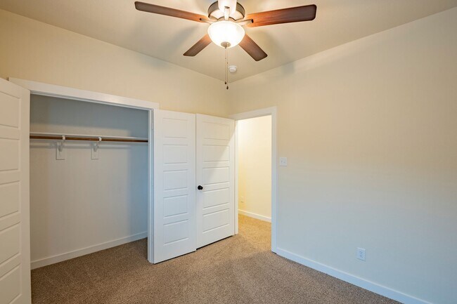 Building Photo - GORGEOUS 3 BEDROOM DUPLEX LOCATED IN MIDLO...