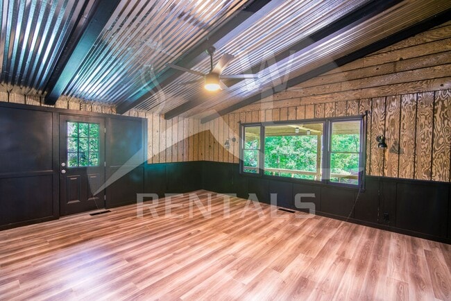 Building Photo - Beautifully remodeled 4 bedroom 2 bath home in Sylva available for year-long lease $2000 a month