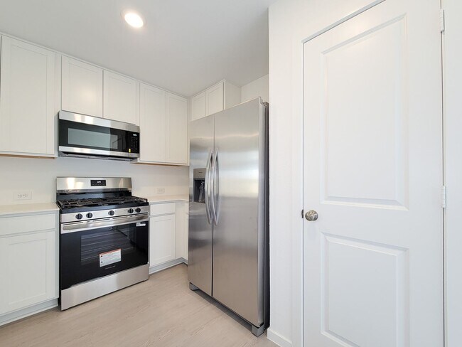 Building Photo - This single-story home shares an open layout between the kitchen, nook and family room for easy e...