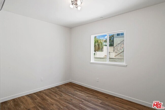 Building Photo - 1166 Cochran Ave