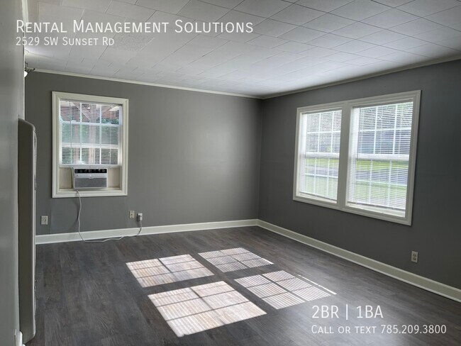 Building Photo - *RECENTLY UPDATED* 2529 SW Sunset Rd- 2 BE...