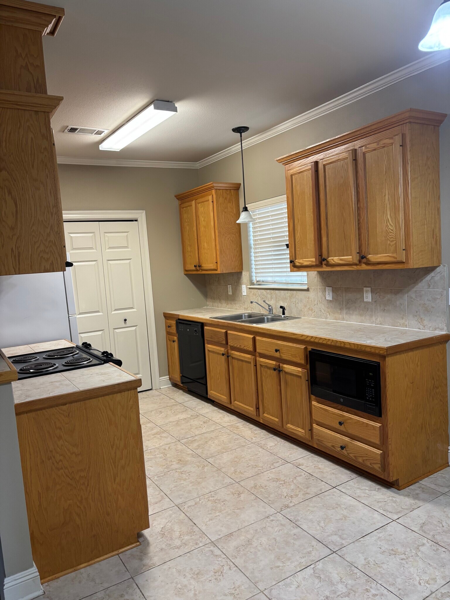 Kitchen - 828 Meadow Bend Dr