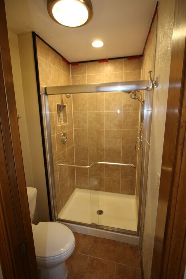 Building Photo - 4 Bedroom Eagle River Home!