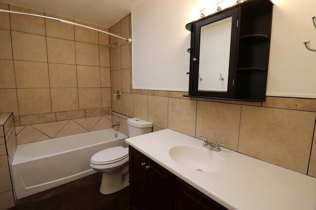 Building Photo - 4225 Oak Ln