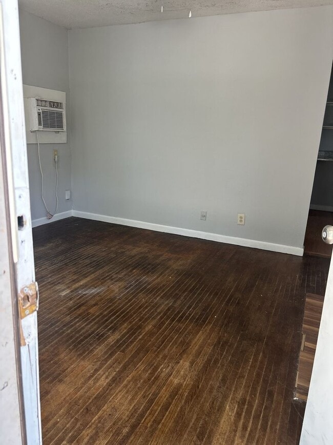 Building Photo - Cute 2 bedroom, 1 bath home in West Wichita