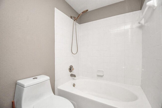 Building Photo - 2255 Braeswood Park Dr