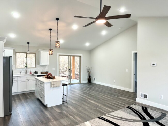 Building Photo - 1966 Burning Bush Ct