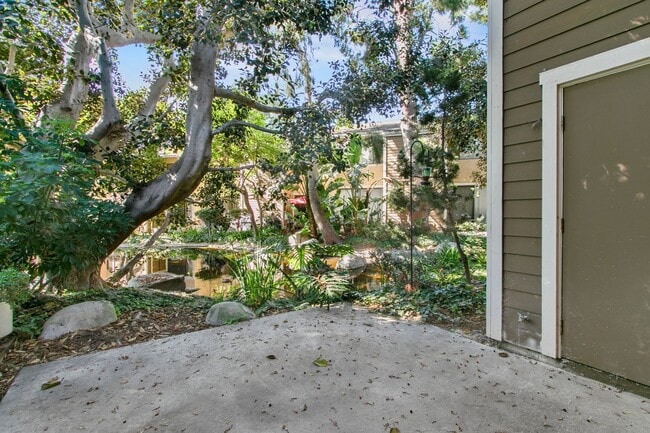 Building Photo - Remodeled Irvine Lakes Townhouse