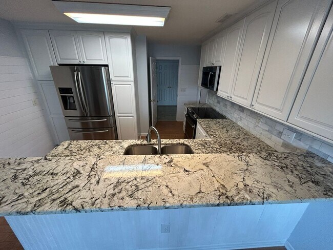 Building Photo - Charming home nestled in Courtney Pines with full fenced backyard!