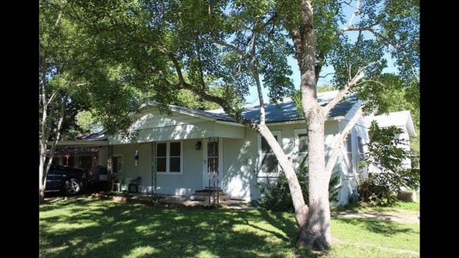Building Photo - 1409 W San Antonio St