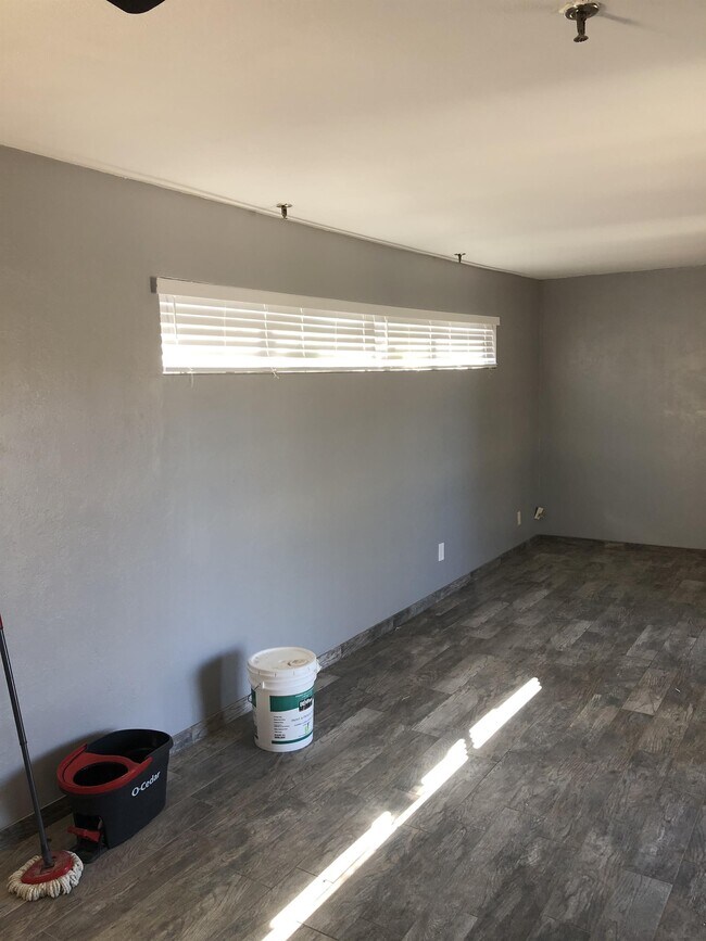 Building Photo - 2601 W Broadway Blvd