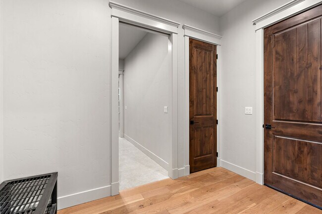 Building Photo - 116 S Carbon Rivet Ave