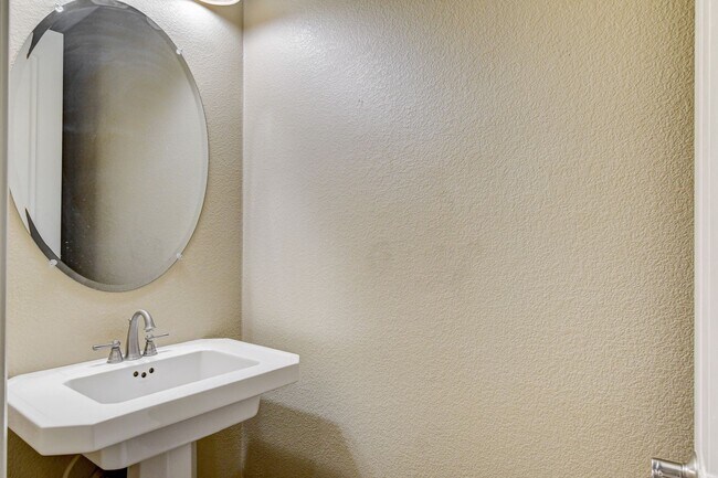 Building Photo - Luxury Resort Style Condo in Lake Las Vegas