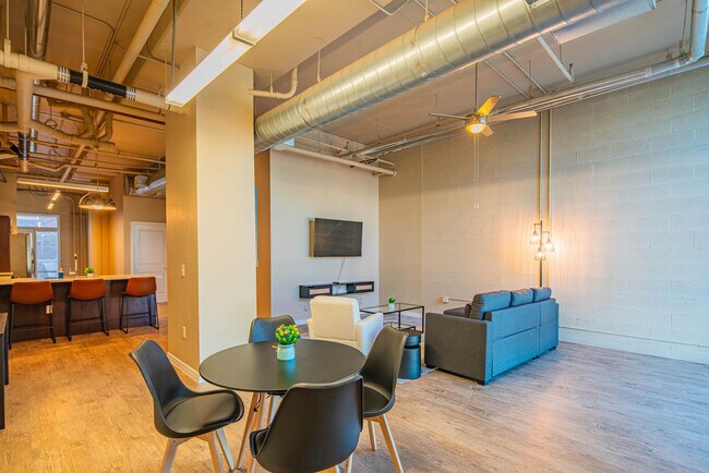 Building Photo - 1275 E University Dr