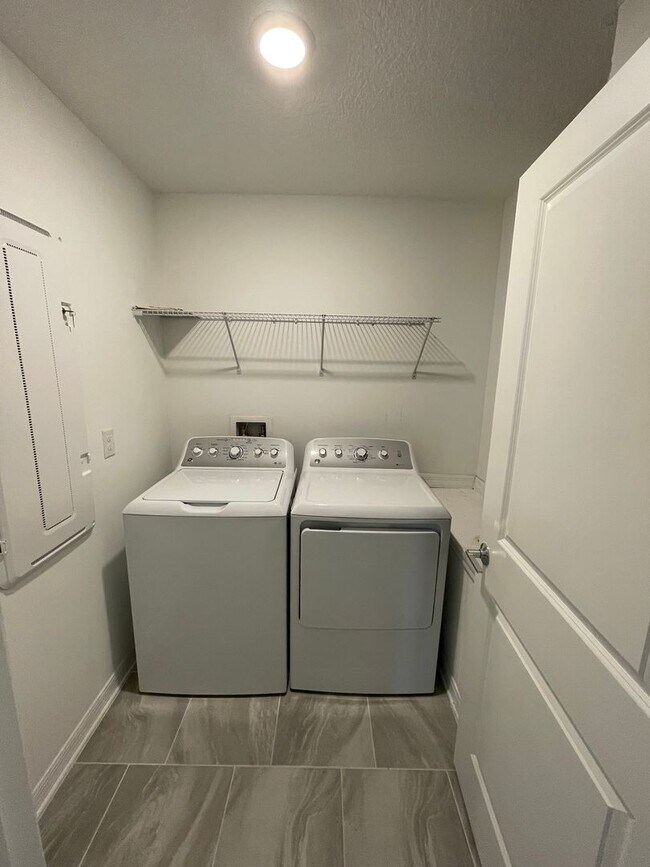 Building Photo - 4 Bedroom 2.5 Bathroom home located in Preserves at LPGA