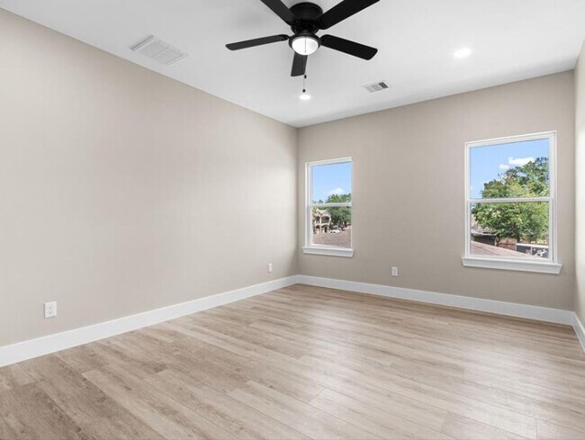 Building Photo - 102 Schade Ln