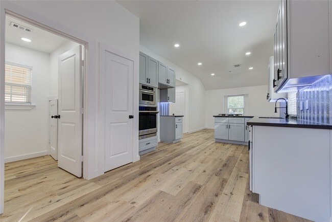 Building Photo - 3223 Cherry Hills Dr